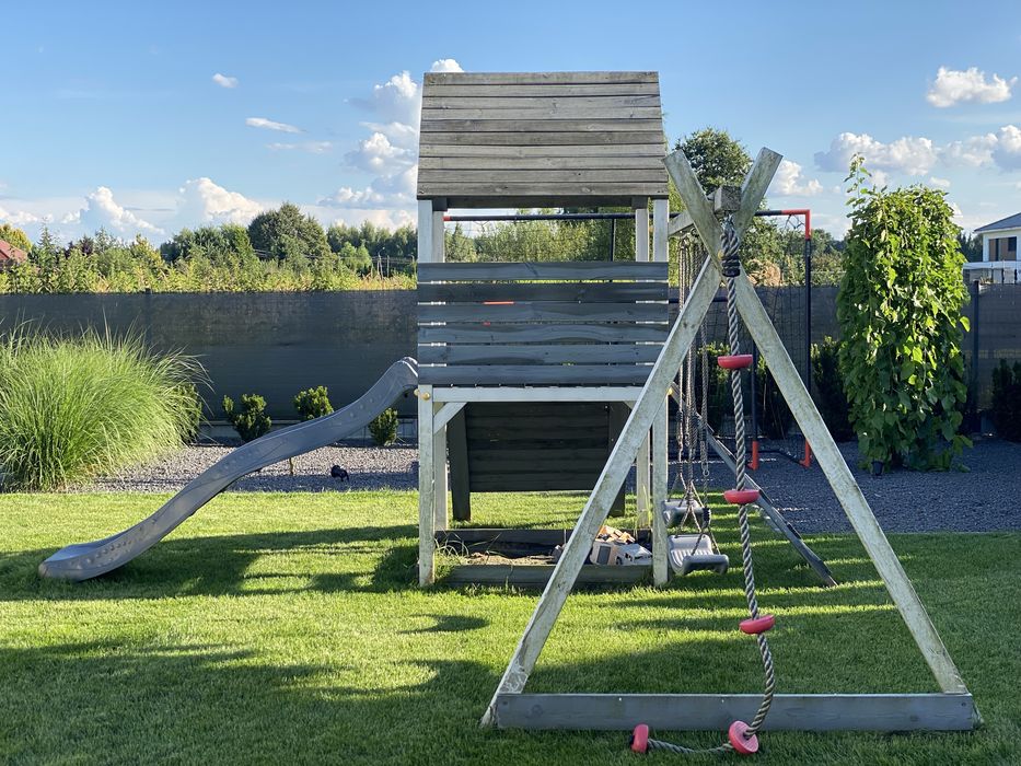 Plac zabaw drewniany z wieżą, huśtawkami, ścianką wspinaczkową i liną