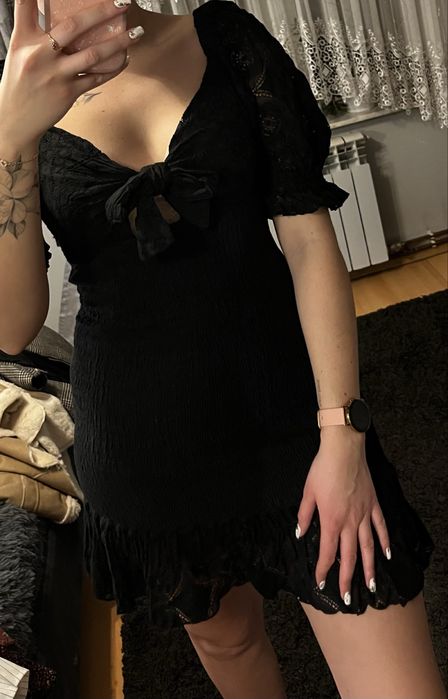 Czarna sukienka krótka z bufiastymi rękawami