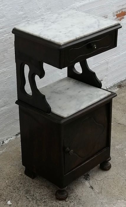 mesinha de cabeceira com pedras mármore