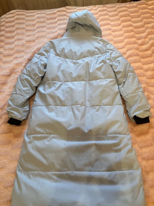 Пуховик зимовий колір блакитного льоду