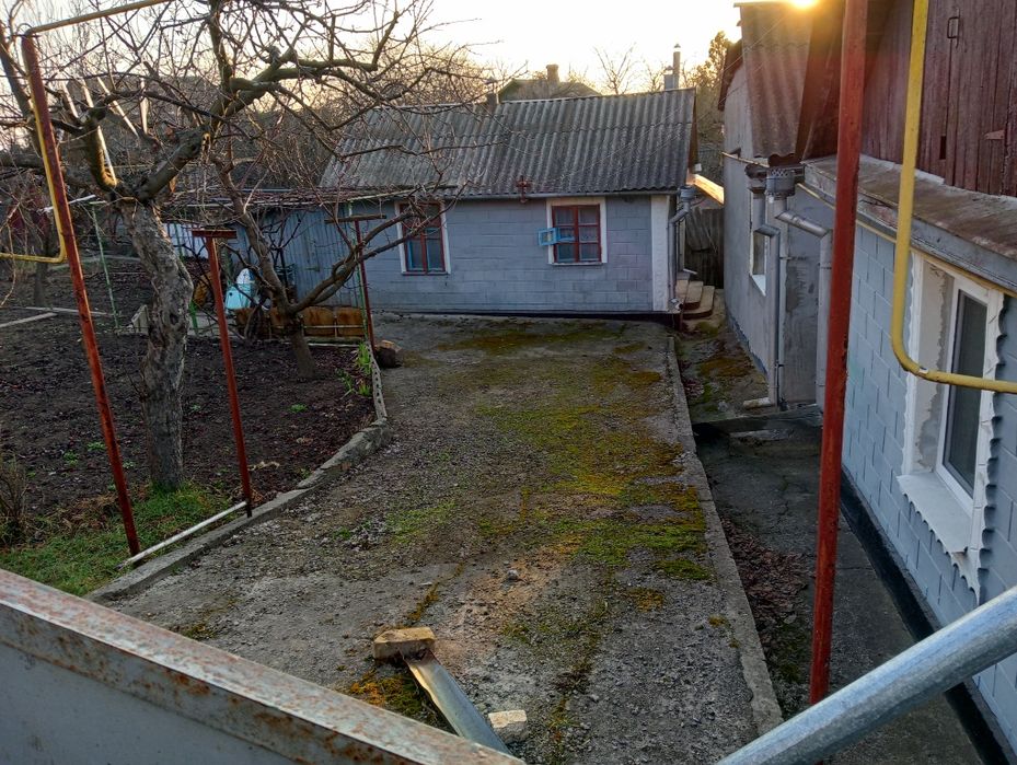 Продається пів будинку зі зручностями  в м. Жмеринка .