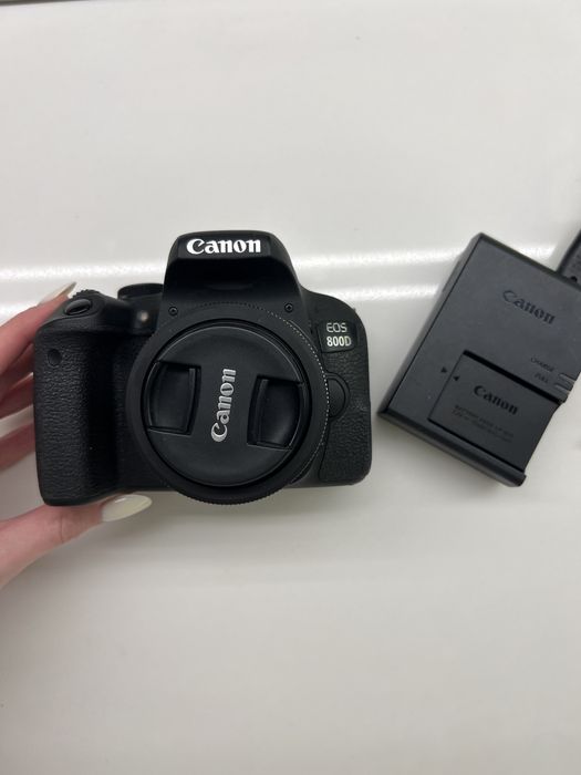Продам фотоапарат Canon EOS 800D