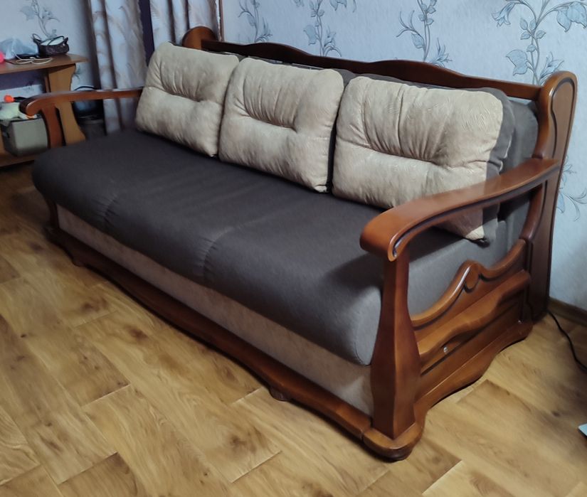 Продам диван срочно.