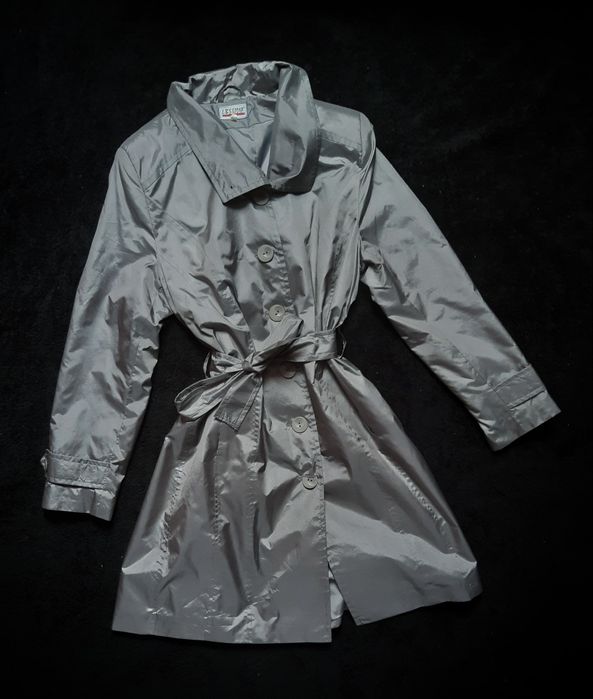 Szary srebrny plaszcz