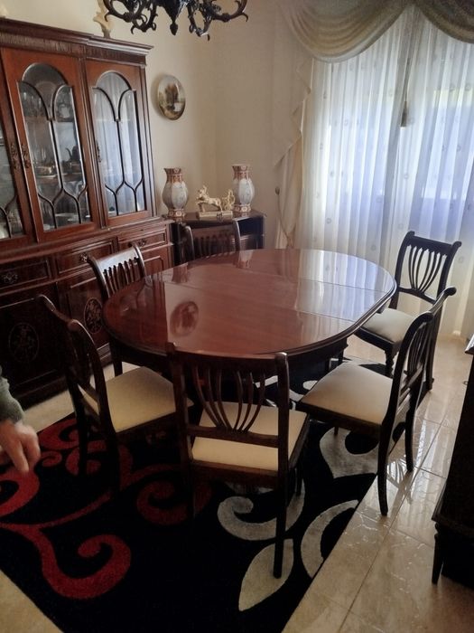 Móvel cristaleira, mesa, 6 cadeiras, tapete, móvel bar, candeeiro