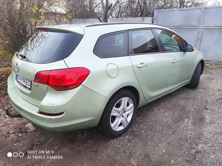 ПРОДАМ Опель Астра J 2011 года