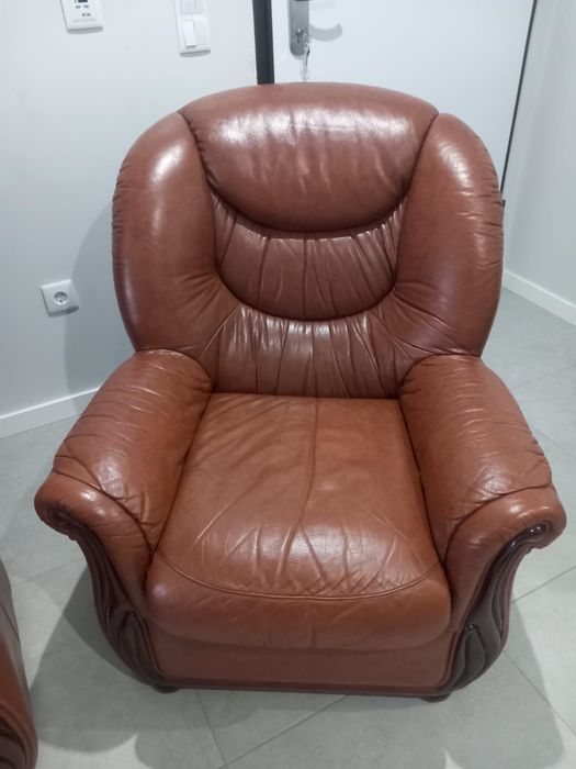 Sofas em pele (1 sofa cama e 2 cadeirões)