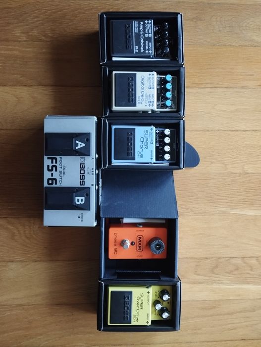 Pedais BOSS e MXR