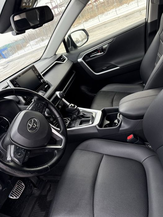 Продам свій автомобіль Тойота Rav 4 2020 року, пробіг 60 тис км.