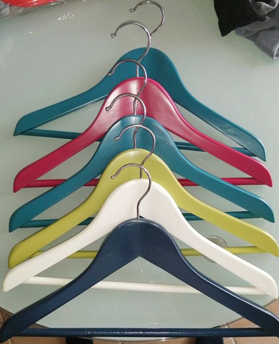 Cabides madeira coloridos