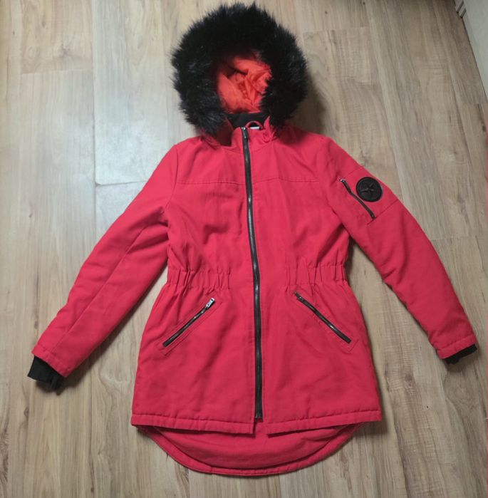 Czerwona kurtka parka zimowa