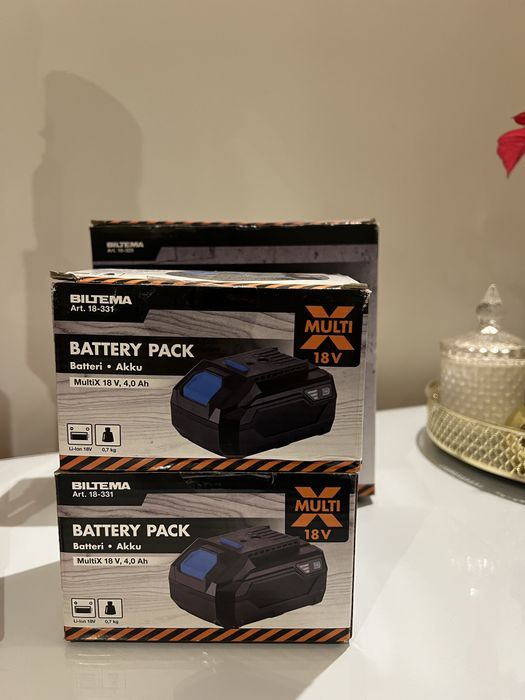 Klucz udarowy w zestawie z ładowarką i 2 baterie 4Ah