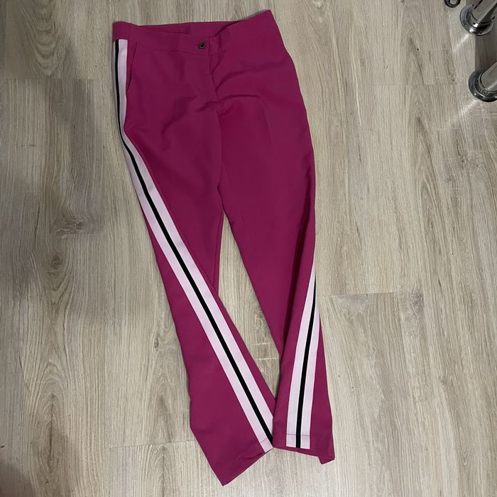 Стильний жіночий костюм яскравого кольору фуксія.