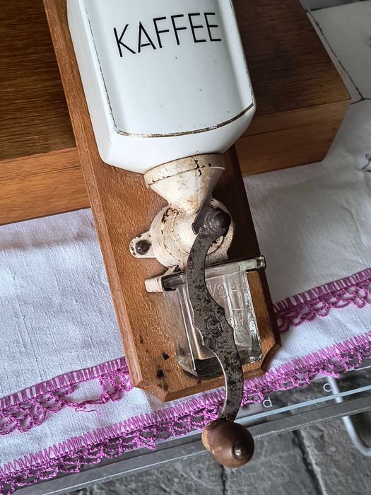 stary młynek do mielenia kawy ale nie tylko/porcelana