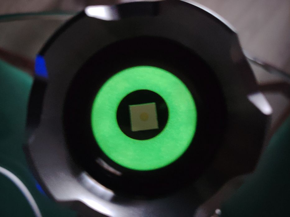 Super Lanterna Tática c/ tripé– Alcance de 600m