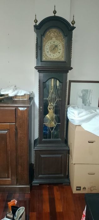 Relógio de pé em madeira