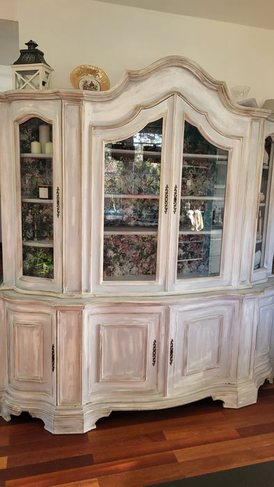 Biały kredens przerobiony na styl prowansalski