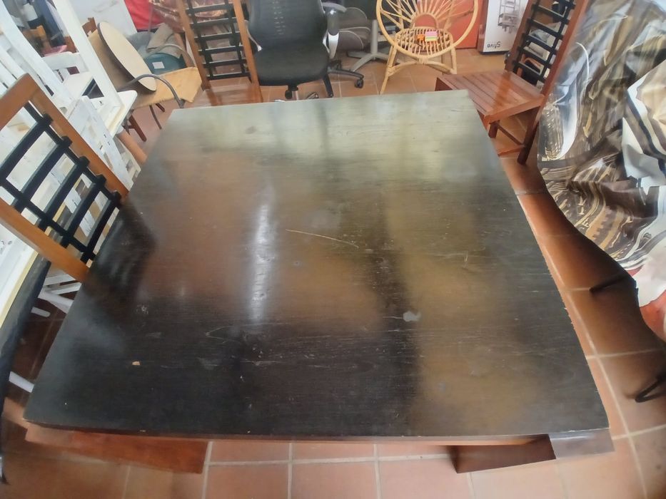 Conjunto de mesa e cadeiras