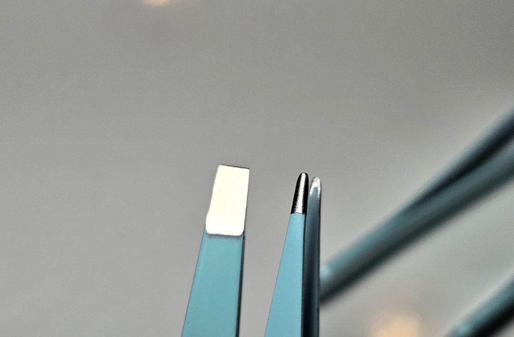 Zestaw pęset kosmetycznych.