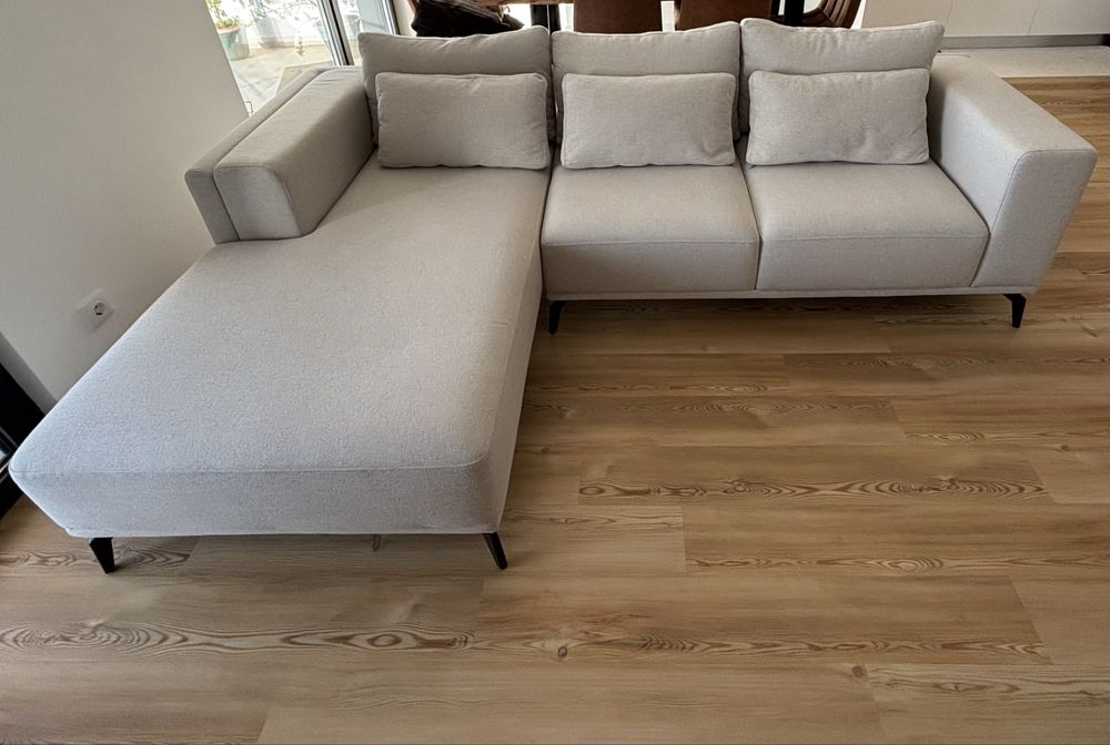 Sofá em tecido bege