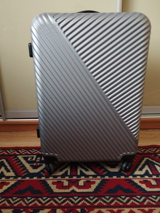 Валізи дорожні різні.