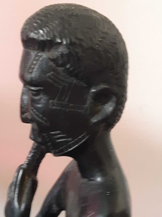 Pequena estatueta em pau preto