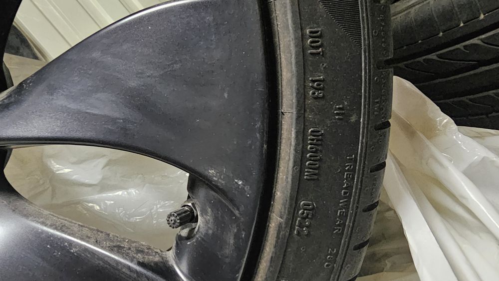 Jantes 21 com pneus Tesla Y Performance