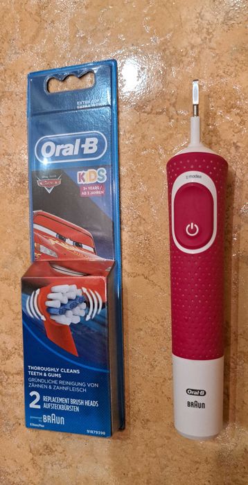 Зубна щітка Oral B + 2 змінні насадки