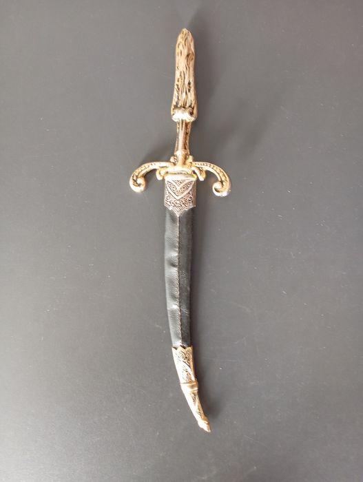 Punhal antigo em bom estado