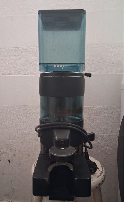 Moinho de cafe em bom estado.