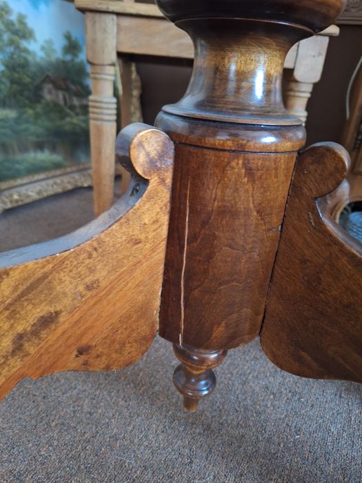 Efektowny drewniany wiekowy stolik