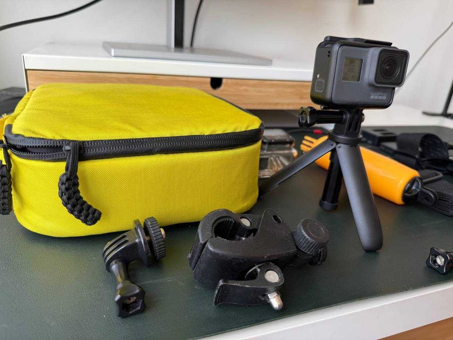 GoPro HERO5 Black + acessórios + 3 baterias + cartão 64GB