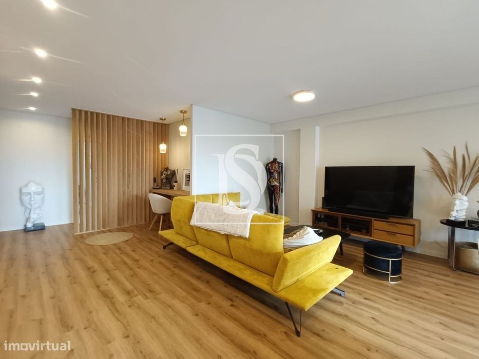 Apartamento T3, Renovado, com Vista Mar — Aver-O-Mar, Amorim E Terroso, Porto