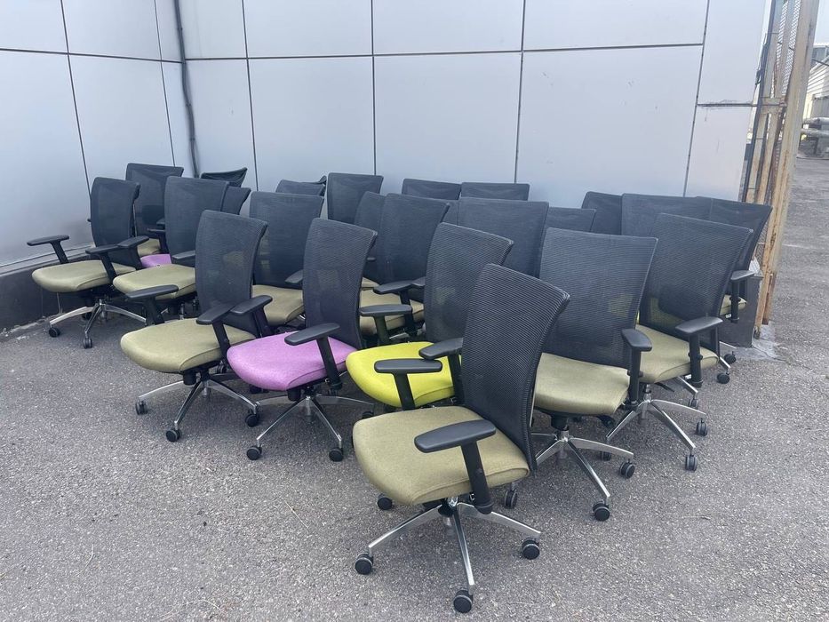 офісні меблі столи крісла тумби