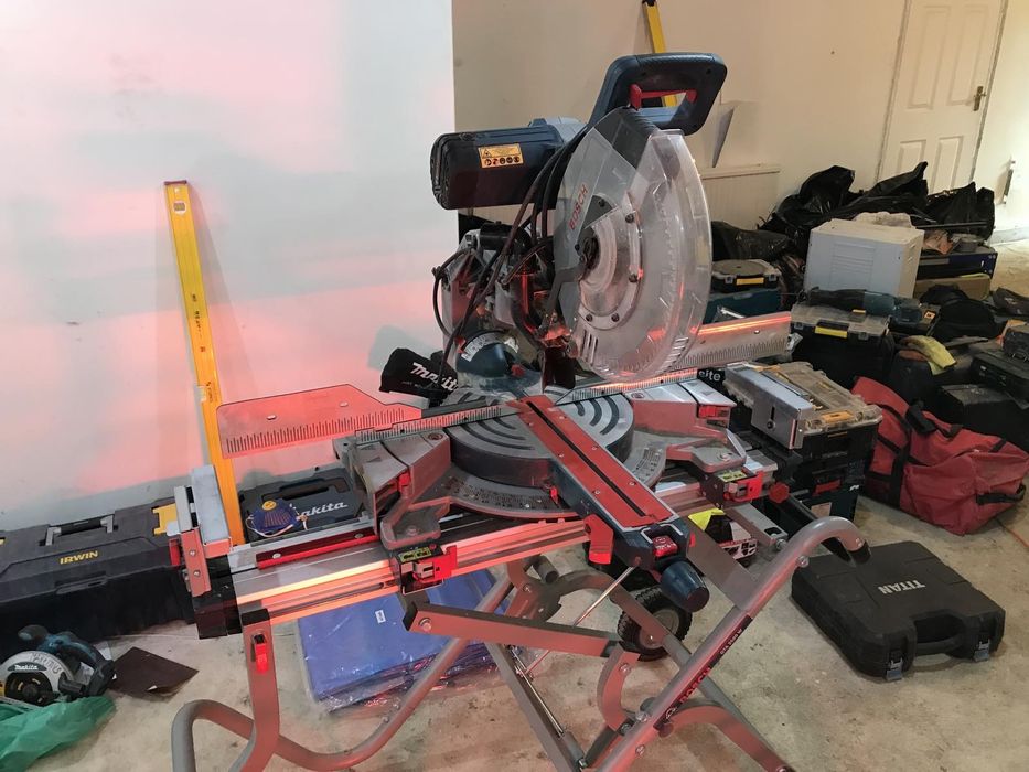 Продається пила торцова 220Вт