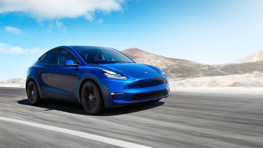 Tesla model Y niebieska od przodu podczas jazdy