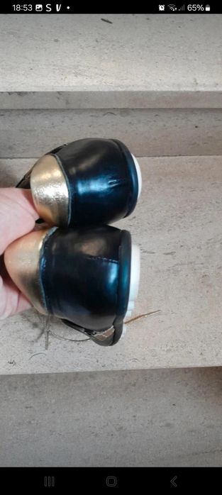 Sapatos pretos/dourados com sola estilo chuteiras