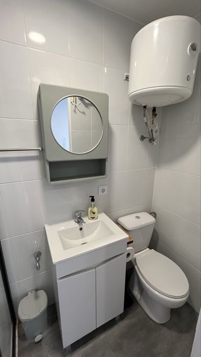 Quarto independente com porta para a rua, mobilado com WC privado, TV e despesas incluídas