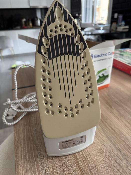 Ferro de Engomar a Vapor Electric Co 2200W – COMO NOVO