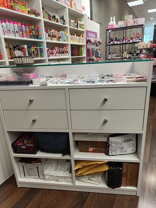 White counter with tempered glass64176774034563121