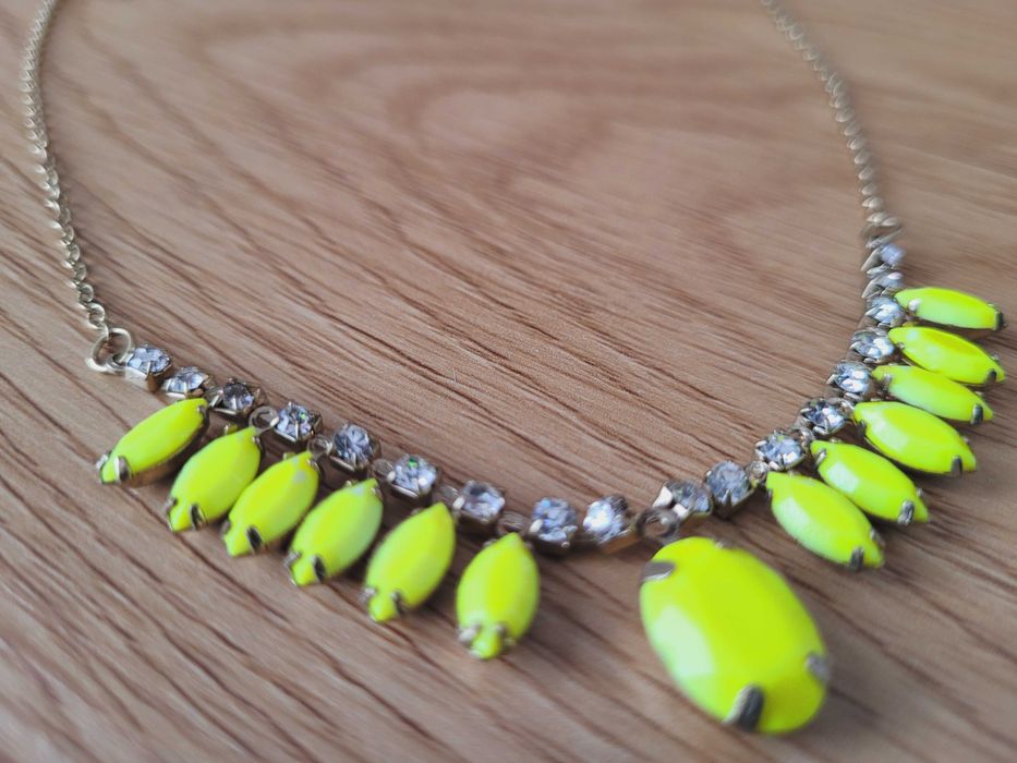 Naszyjnik z neonowymi kamykami.