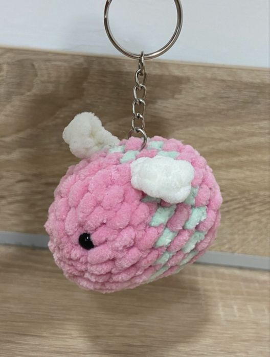 Brelok pszczółka na szydełku amigurumi