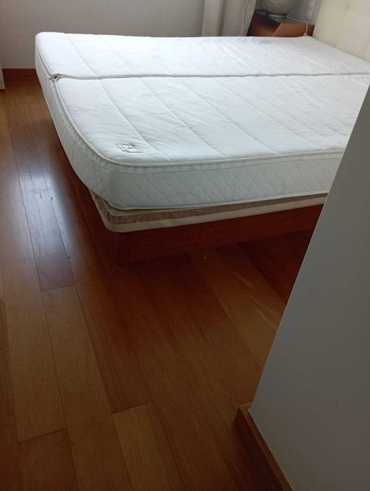 Cama com colchão de água