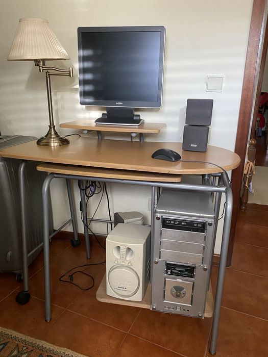 Mesa de computador / secretária