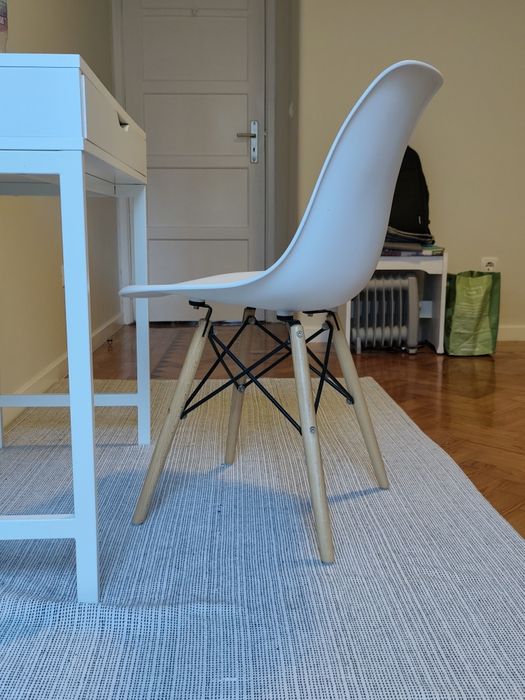 Cadeira réplica Eames como nova