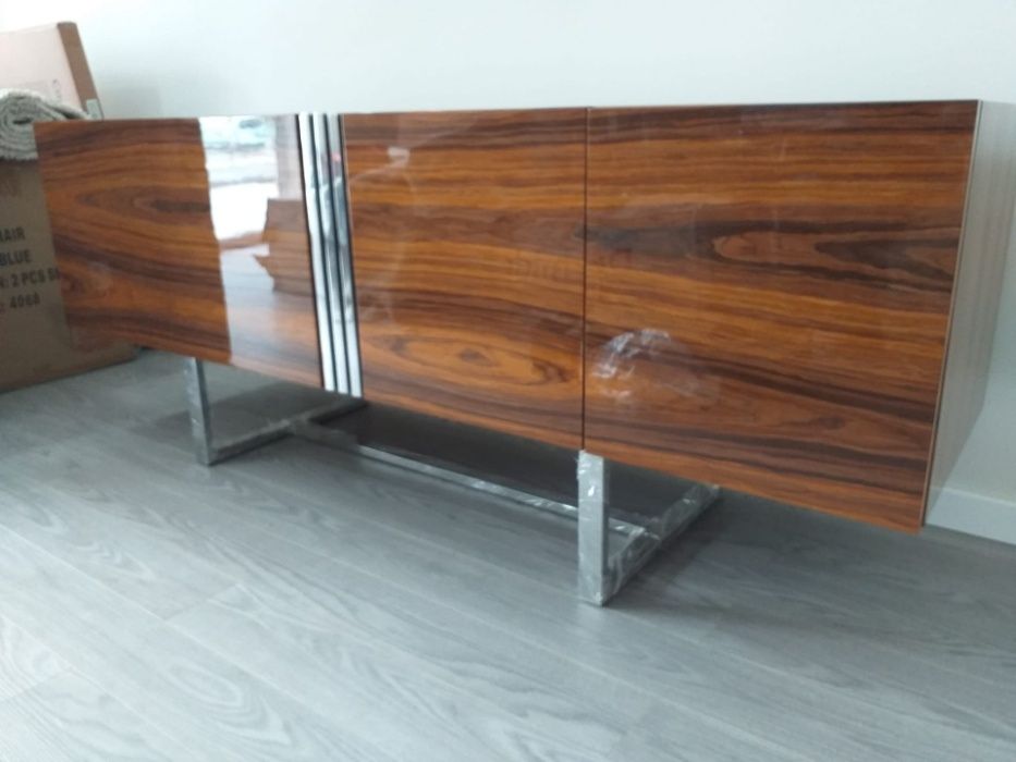 Móvel Tv 4 Portas Pau Ferro Alto Brilho e Inox Polido