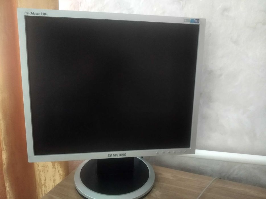 Продам монитор б/у Samsung 940 n диагональ 19 под ремонт или на детали