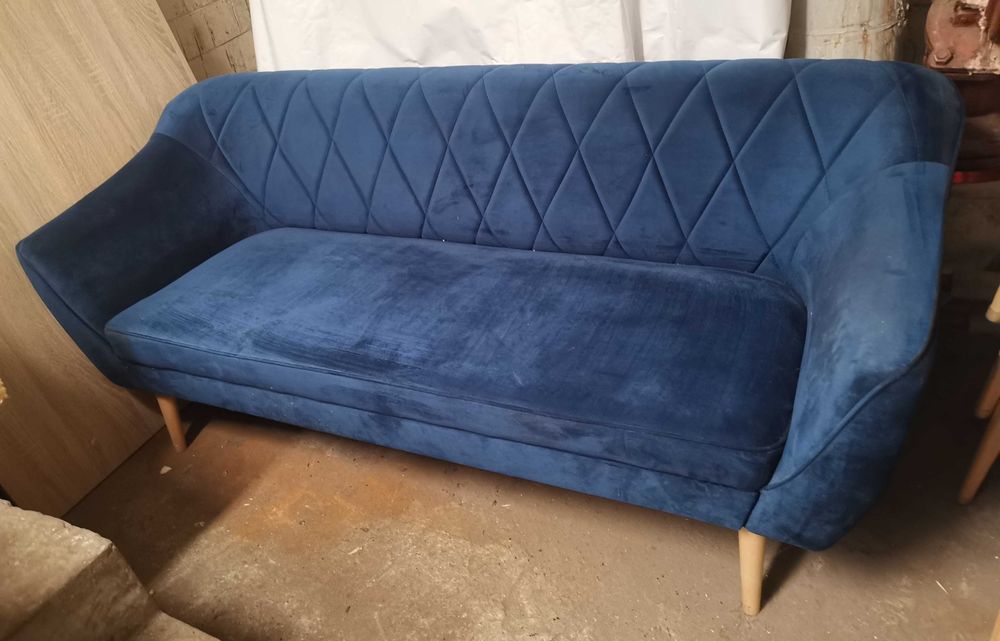 Sofa granatowa na drewnianych nogach