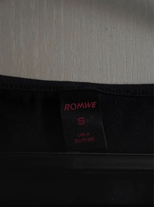 czarny cropp top z krzyzykiem