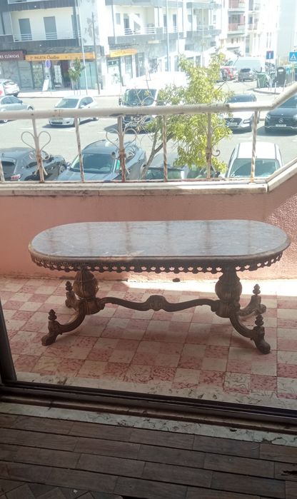 Vende se mesa de bronze com pedra mármore de 1930
